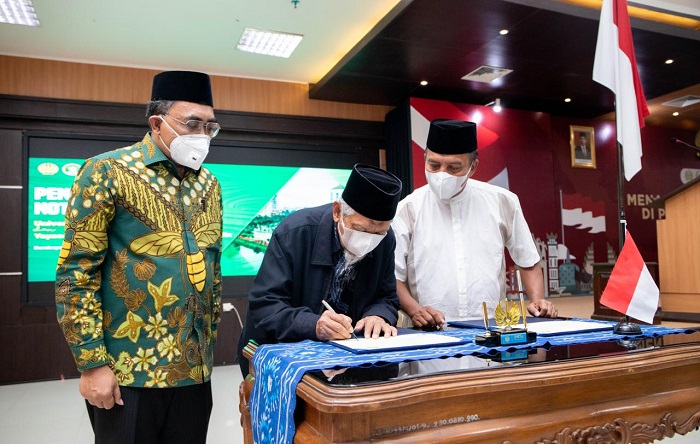 Cetak Santri Berkarakter,...