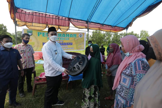 Bupati Pangkep Salurkan...