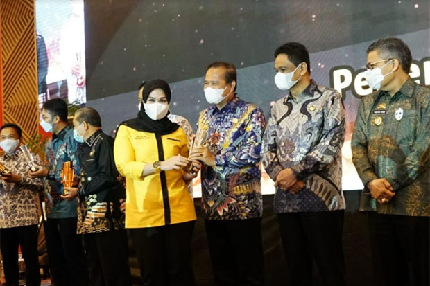 Bupati Luwu Terima Penghargaan...