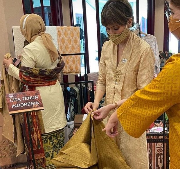 Fashionable, Istri Menteri...