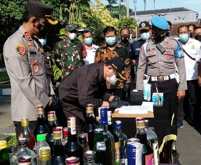 Ribuan Botol Miras Seharga...