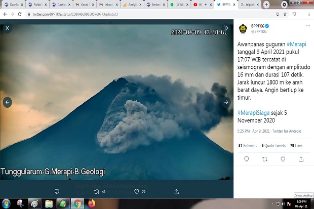 Merapi Muntahkan Awan...