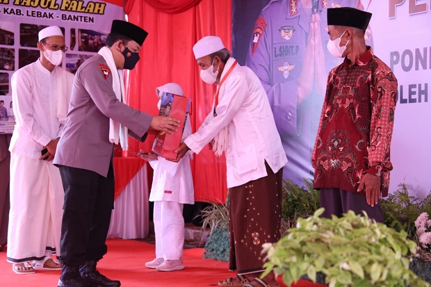 Resmikan Gedung di Ponpes,...