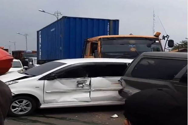 Truk Kontainer Seruduk...