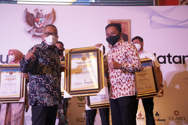 PWI Sulsel Beri Penghargaan...