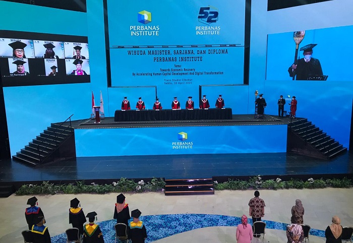 Wisuda 834 Sarjana,...