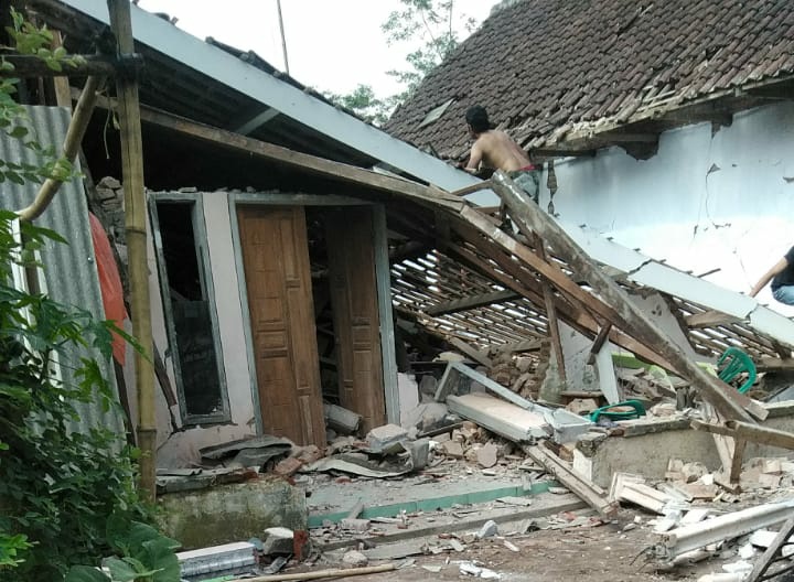 Gempa Besar Malang,...