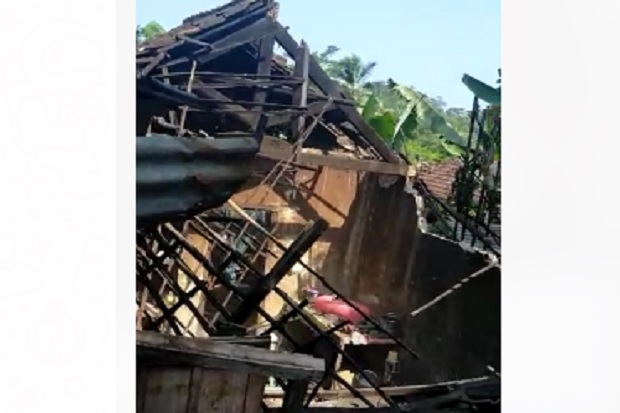 Korban Gempa Besar Malang,...