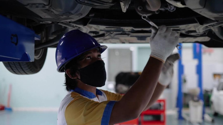 Intip Bengkel Mobil...