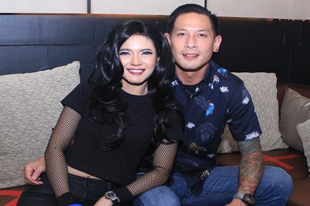 Unggah Foto Berdua,...