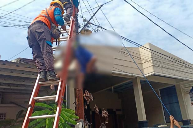 Seorang Pria Tewas Tergantung...
