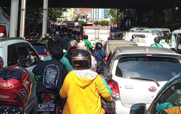 Pengunjung Pasar Tanah...