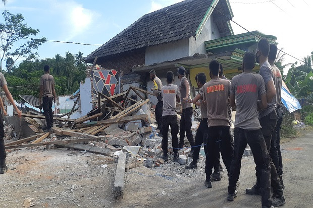 Rumah Rusak Akibat Gempa...