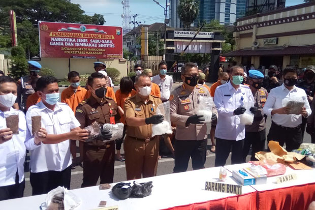 Polisi Musnahkan 4 Kg...