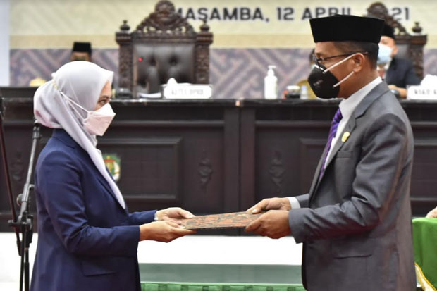 DPRD Luwu Utara Serahkan...