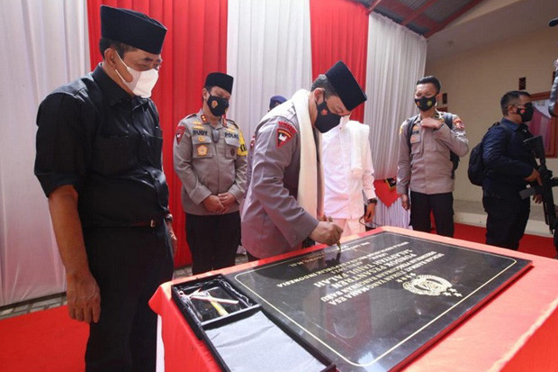 Resmikan Bangunan di...