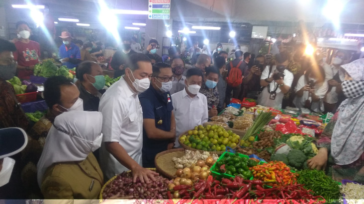 Pantau Pasar di Bandung,...