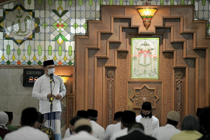 Salat Tarawih Perdana,...
