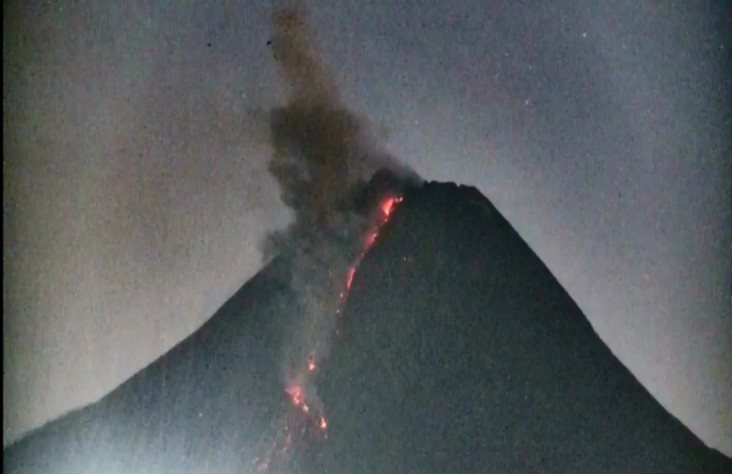 Dini Hari Merapi Tiga...