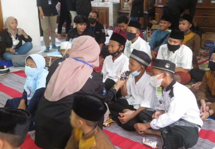 Mahasiswa UEU Dampingi...