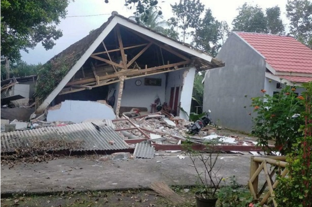 Gempa Kembali Guncang...