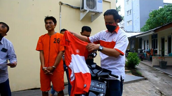 Waria Pejambret Ponsel...