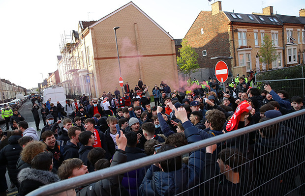 Suporter Liverpool Geruduk...