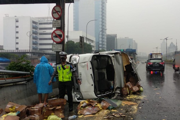 Mobil Bak Terguling...