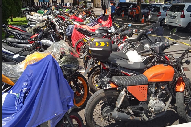 Ratusan Sepeda Motor...