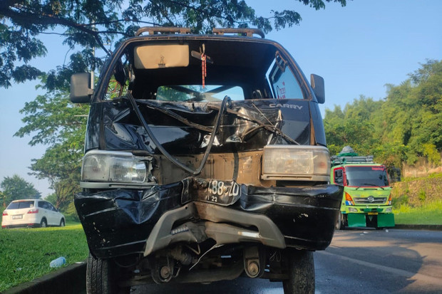 Adu Banteng Mobil Pickup...