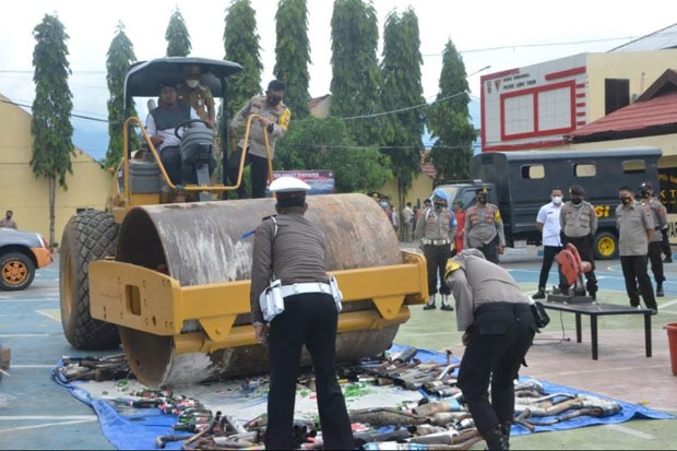 Polres Lutim Musnahkan...