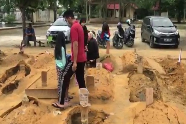 Setelah 15 Makam di...