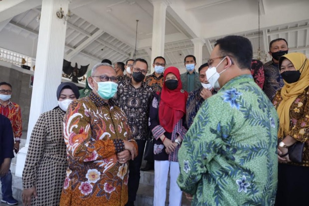 Keliling Kuningan, Anies...