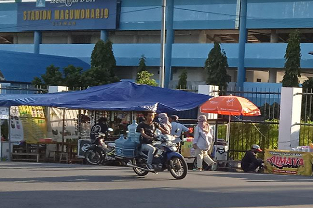Sepanjang Jalan Komplek...