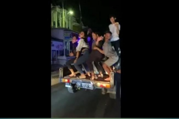 Diiringi Musik Diskotek,...