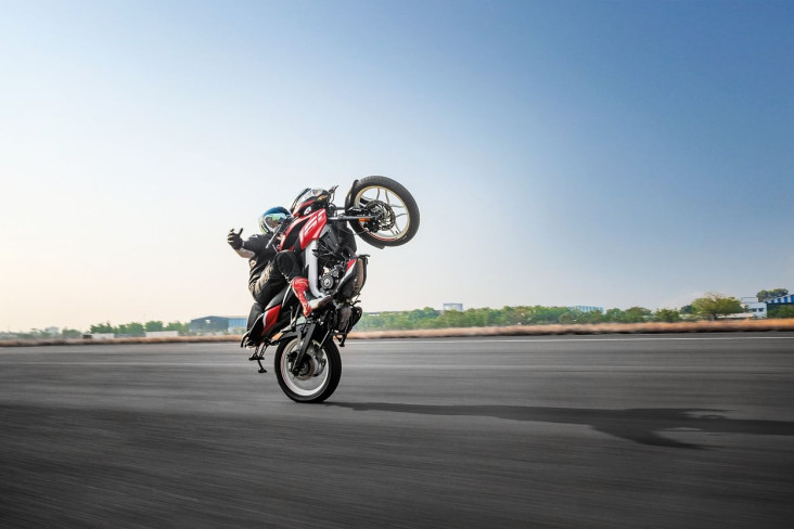 Bajaj Cetak Rekor Wheelie...