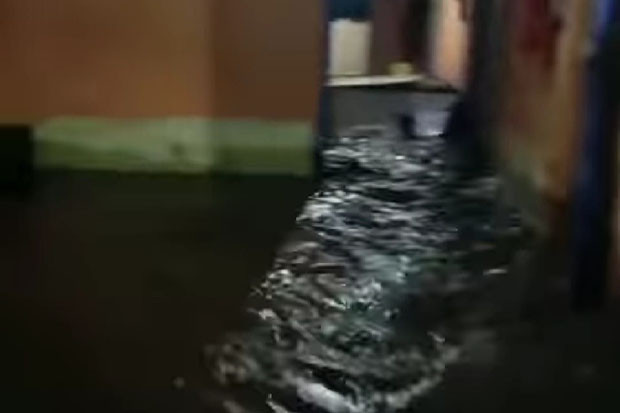 Tanggul Jebol Penyebab...
