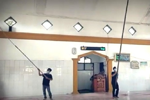 2 Remaja Ini Rela Mandi...
