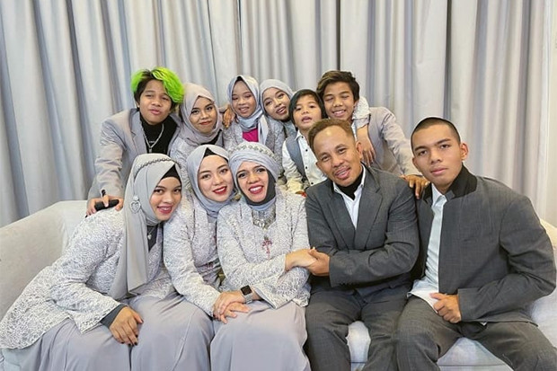 Tak Kalah dari Suaminya,...