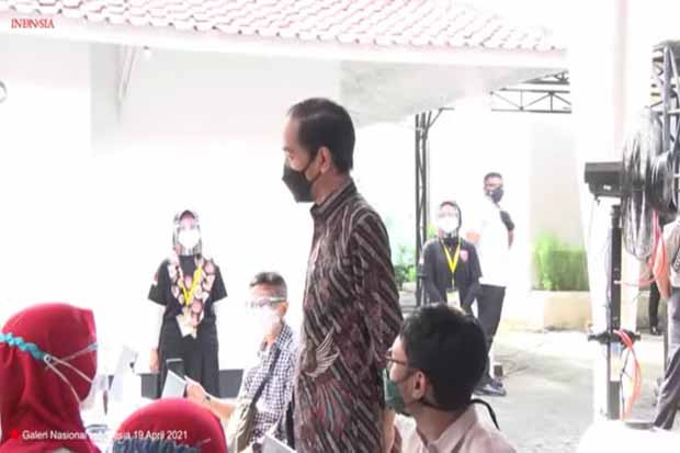 Jokowi Tinjau Vaksinasi...