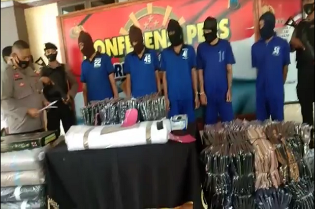 Komplotan Pencuri Baju...