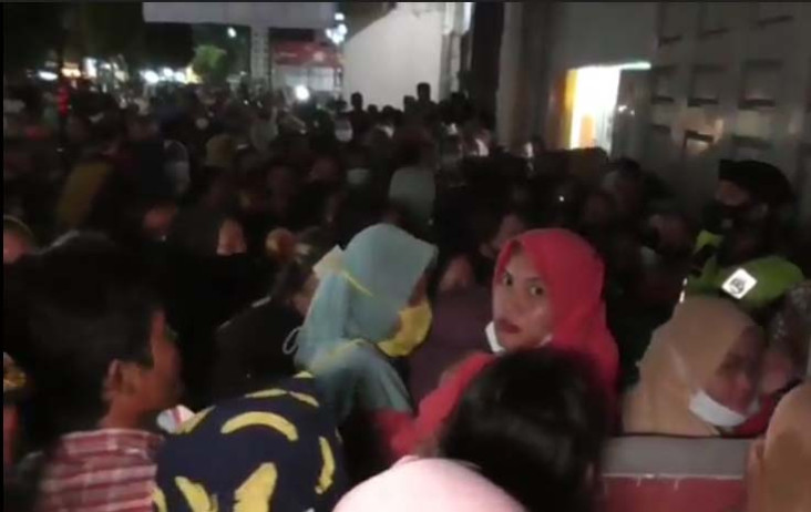Kerumunan Warga Penerima...