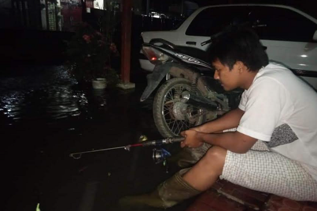 Kesal Terdampak Banjir,...