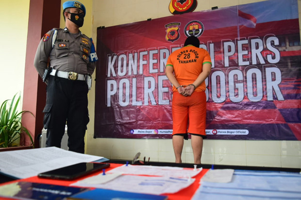 Tipu Nasabah Rp2 Miliar,...