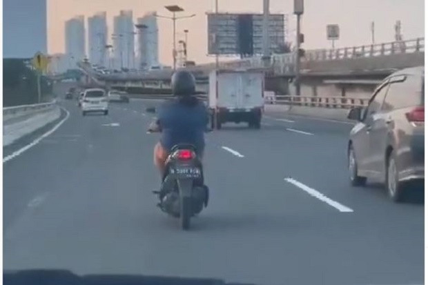 Pengendara Motor Wanita...