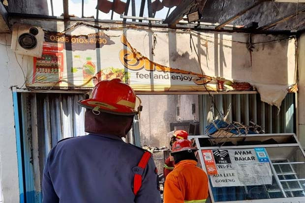 Warung Terbakar, Pemilik...
