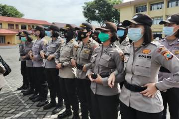 Puluhan Polwan Pelototi...