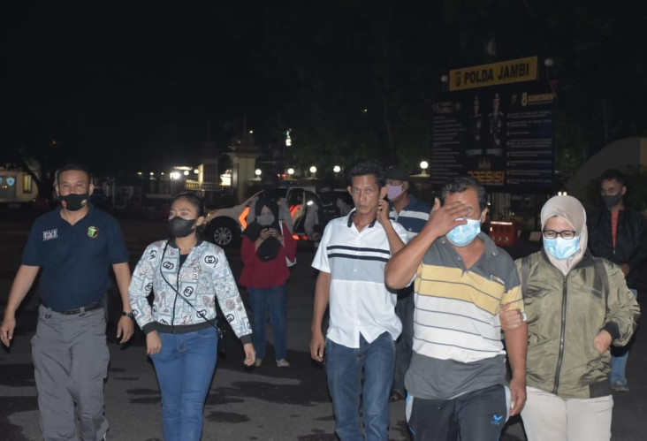 Asyik Bercumbu dan Telanjang...