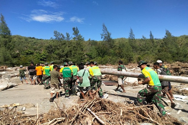 Bersama Warga, TNI Bantu...