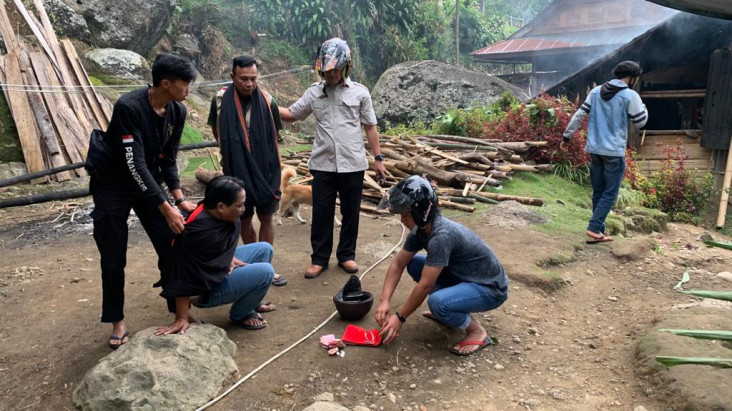 Asyik Mengadu Ayam,...